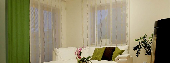 Ein großräumiges und lebhaftes Interieur mit Gardinen-Paneelen