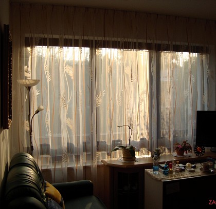Feinen Gardinen mit Muster als effektvolle Fensterdekoration