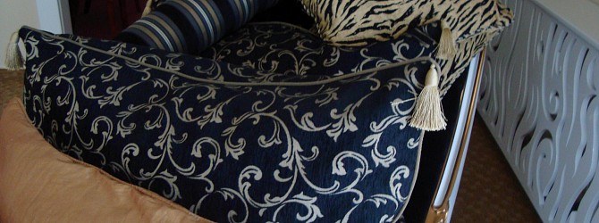 Bettüberzug mit dekorativen Kissen schmücken das Schlafzimmer