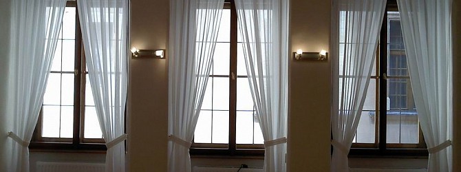 Hohe und schmale Fenster im Palast