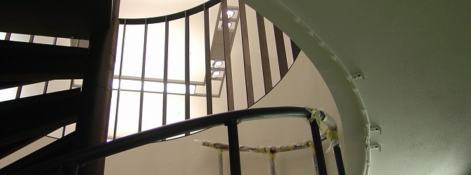 Wendeltreppe im weißen Satin