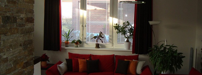 Strahlende und warme Farbtöne verbinden den Wohnraum mit der Küche
