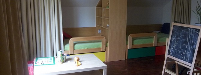 Dimout Vorhänge für die Privatsphäre in einem Kinderzimmer