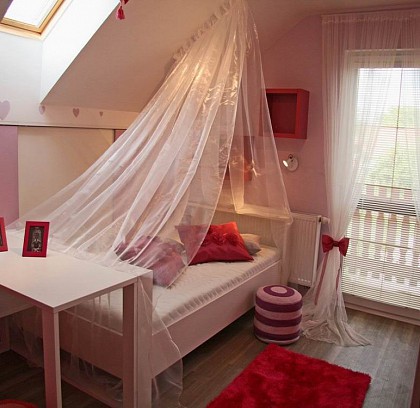 Ein Mädchenzimmer mit luftiger Dekoration