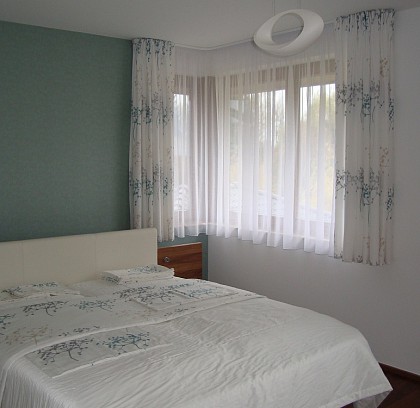 Ein gemütliches Schlafzimmer mit Dekorationen in kühlen Farbtönen