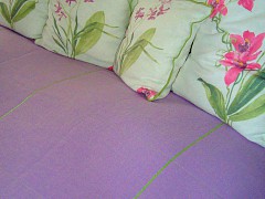 Die schönste Kombination für ein weißes Wohnzimmer - Gardinen und ein Überwurf in rosa, lila und mit Orchideen-Blüten