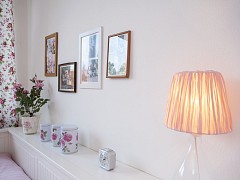 Ein Zimmer wie für Dornröschen mit Vorhängen – wie sonst, als mit Rosen