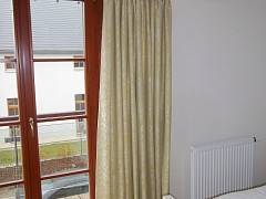 Gästezimmer - Gardinenstange, Vorhang, Überwurf