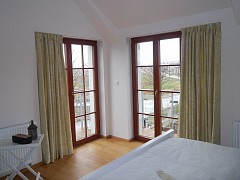 Gästezimmer - Gardinenstange, Vorhang, Überwurf