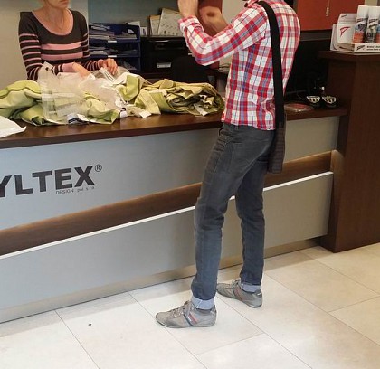 Ve studiu Styltex probíhá rekonstrukce nábytku pro lepší prezentaci rolet, žaluzií a tapet