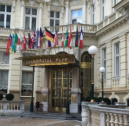 Wo arbeiten wir überall? Jetzt zum Beispiel in dem Grandhotel Pupp.