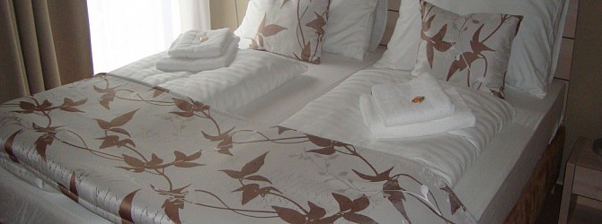 Pokoje horského hotelu v přírodních tónech