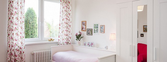 Ein Zimmer wie für Dornröschen mit Vorhängen – wie sonst, als mit Rosen