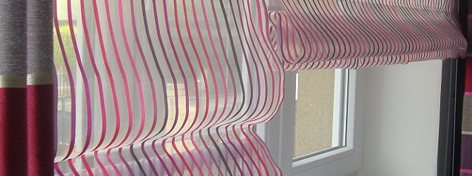 Eine Kombination von Streifen auf Vorhängen und Raffrollos