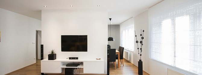 Ein modernes Interieur mit modernen Rollos